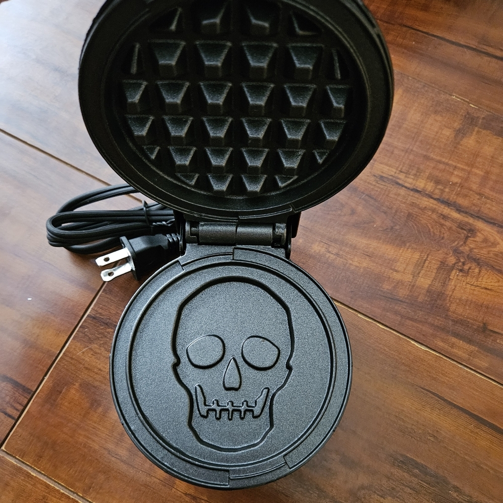 Skull mini waffle maker